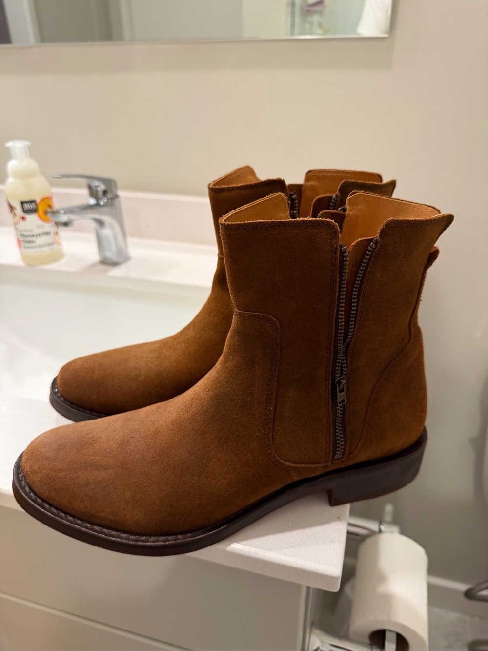 Banana Republic Men’s Brown Suede Ankle Boots Size 8 NWOB Made in Portugal